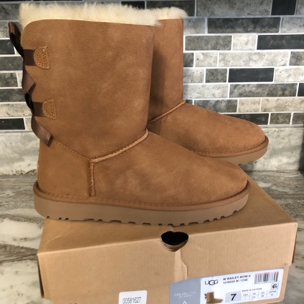UGG® Bailey Suede Bow II Boots Chestnut Size 7
